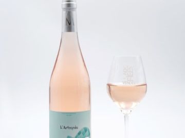 En Vendée, un été sans rosé, c’est un peu comme une plage sans sable… ça ne sert à rien !
Au Domaine, L’Arlequin est le digne représentant de notre AOC...