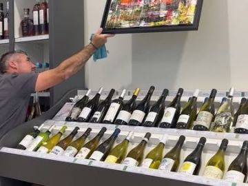👀 EN DIRECT : préparation de l'exposition de Sam Gregoire !
Rendez-vous demain pour découvrir la Cuvée M Artisitque N°25, série limitée de la Cuve M Racine...